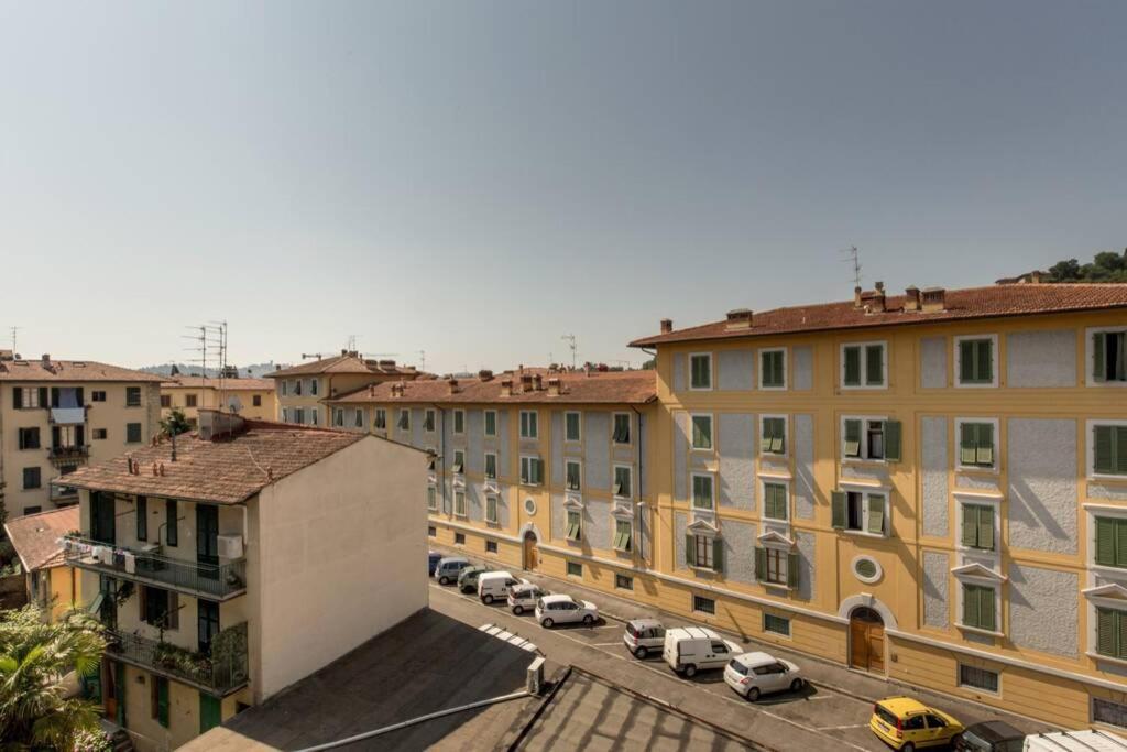 Sunny Floor In San Frediano Florenz